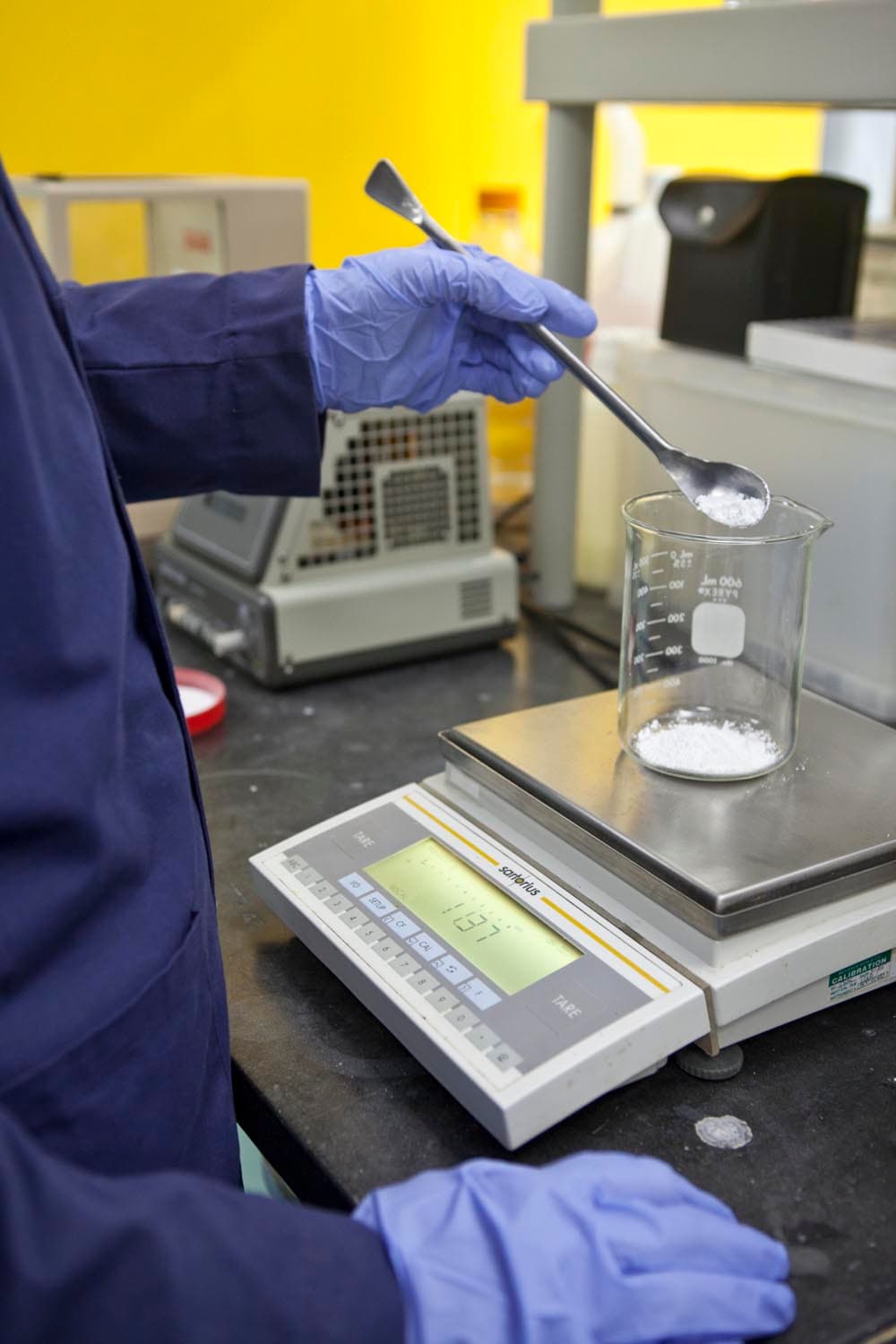 Precision analytical balance for compound characterization